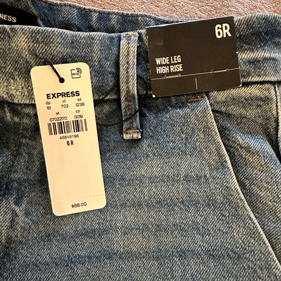 NEW Express Women’s High Waisted Medium Wash Wide Leg Jeans - Picture 5 of 7